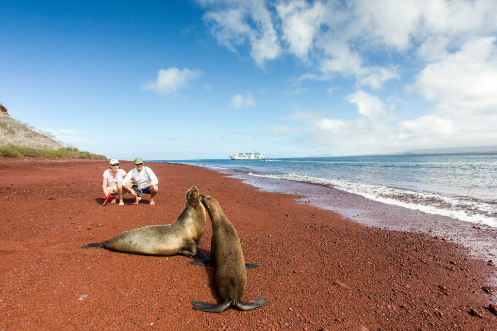 Pareja disfrutando de unas vacaciones en Galápagos